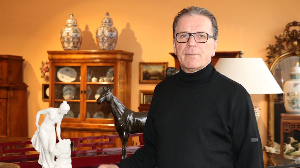 Seit seiner Jugend hat er eine Leidenschaft für Antiquitäten: Rudolf Mandl betreibt gemeinsam mit seiner Frau in Cuxhaven die Hess & Mandl Kunsthandel GmbH. Foto: Albert
