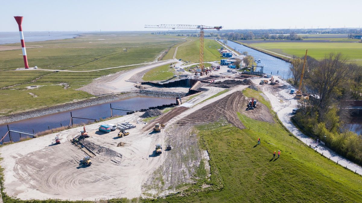 Der Neubau der Hadelner Kanalschleuse ist zweifelsohne die zurzeit größte Baustelle in der Samtgemeinde Land Hadeln. Besonders gut erkennbar ist das aus der Luft. Foto: Ludwig Freytag