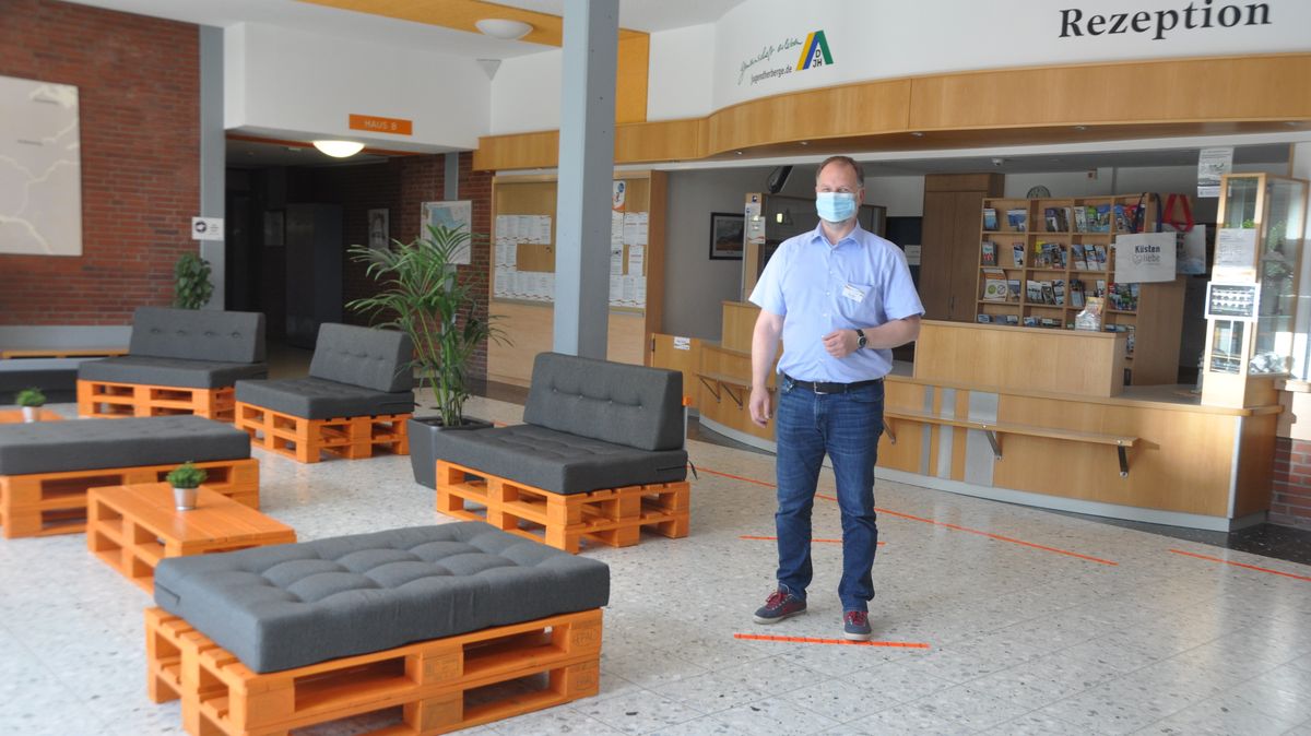 Karsten Wulf, Duhner Jugendherbergsleiter, ist froh, dass die Zwangspause beendet ist und die Gäste - zurzeit sind es Familie beziehungsweise Paare - sich an die neuen Hygiene- und Abstandsregeln halten. Die beliebte Einrichtung verfügt über ein ausgeklügeltes Hygienekonzept. Foto: Kramp