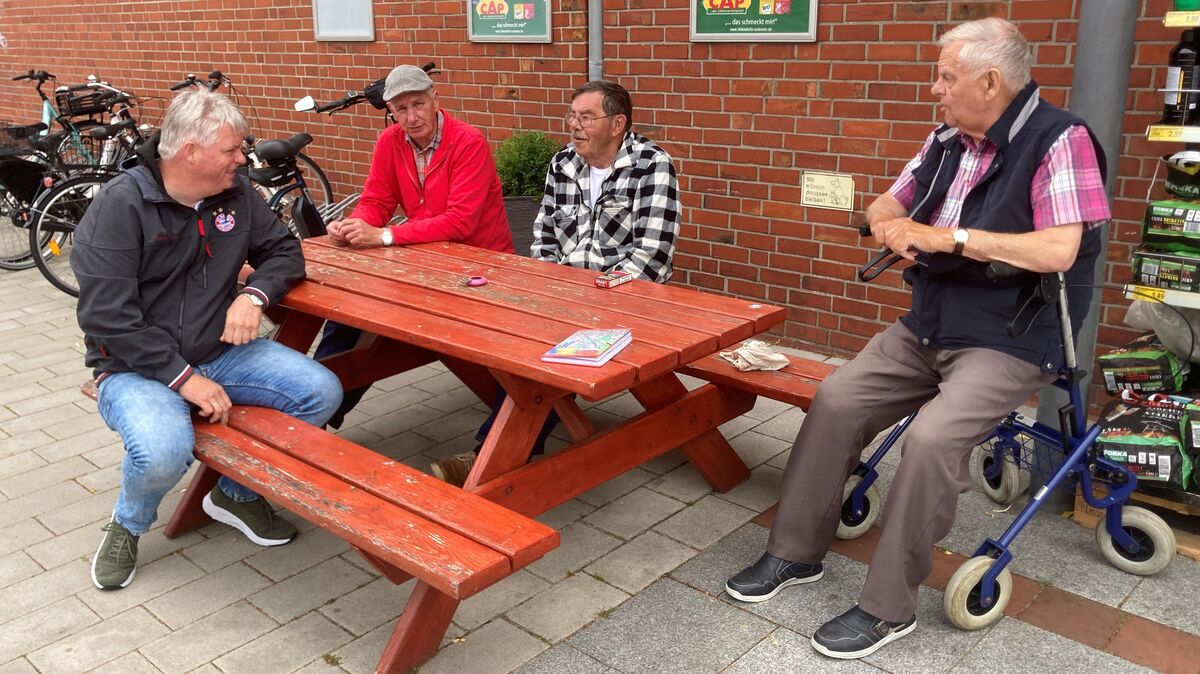 Uwe Rehm, Manfred Iburg, Hans Weber und Peter "Conny" Krogemann auf "ihrer" Bank vor dem CAP-Markt an der Freiherr-vom-Stein-Straße. Hier kann man viele Neuigkeiten aus dem Königreich erfahren. Oder einfach nur nett plauschen. Foto: Witthohn