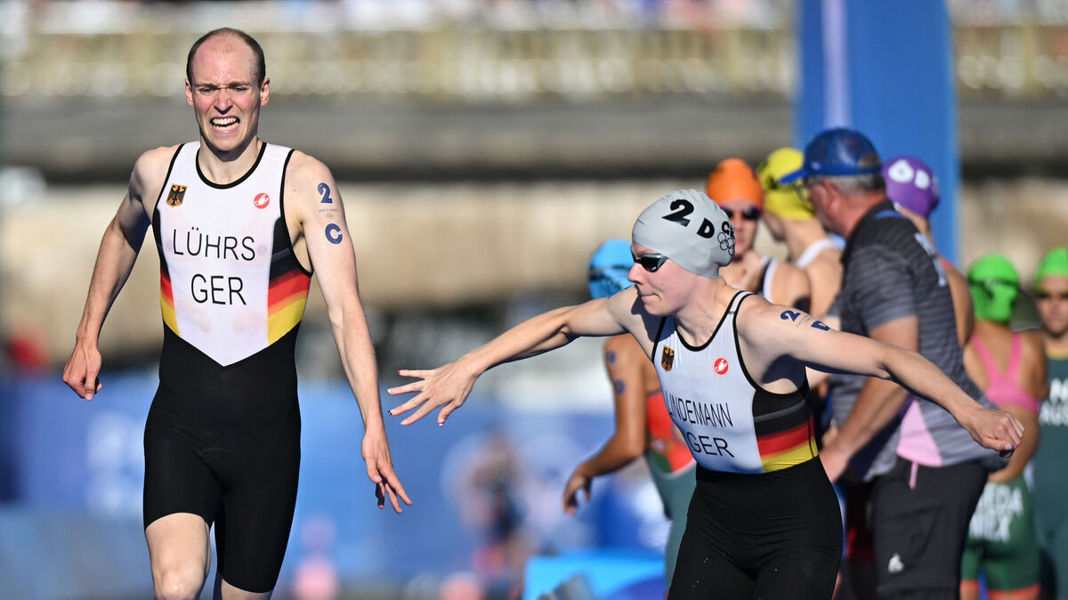 Er gab alles: Der Wingster Lasse Lührs wechselte auf die die deutsche Schlussläuferin Laura Lindemann, die dem Triathlon-Mixed-Team die Goldmedaille sicherte. Foto: dpa/Marijan Murat