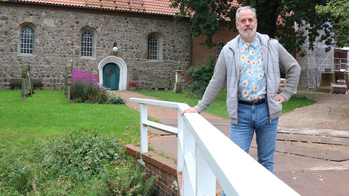 Markus Rahaus, Virologe und Autor aus Nordleda, hat seinen siebten Krimi fertiggestellt: "Conus". Start- und Endpunkt des Romans ist die Kirche in Nordleda. Foto: Mangels