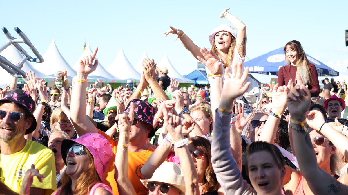 Rund 4000 Gäste feierten am Sonnabend elf Stunden lang zu Schlagern, Partykrachern und Pop-Hits beim Elbstrand Festival 2025. Foto: Larschow