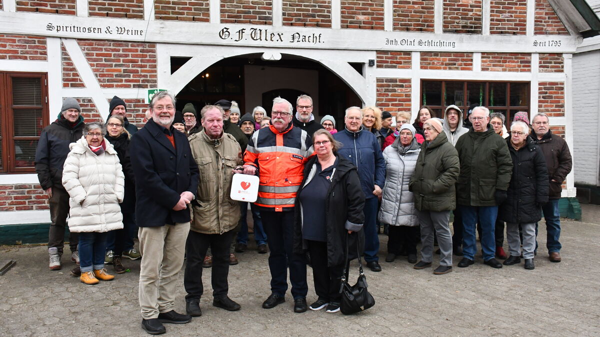Zwei Defis hängen seit einem Monat auch in Neuhaus und sind dort 24 Stunden am Tag verfügbar. Sie sind bei "Ulex" und am Hafenschuppen angebracht. Ermöglicht wurde dies durch eine Gemeinschaftsaktion von Vereinen, Privatpersonen und der Sparkasse. Foto: Schröder