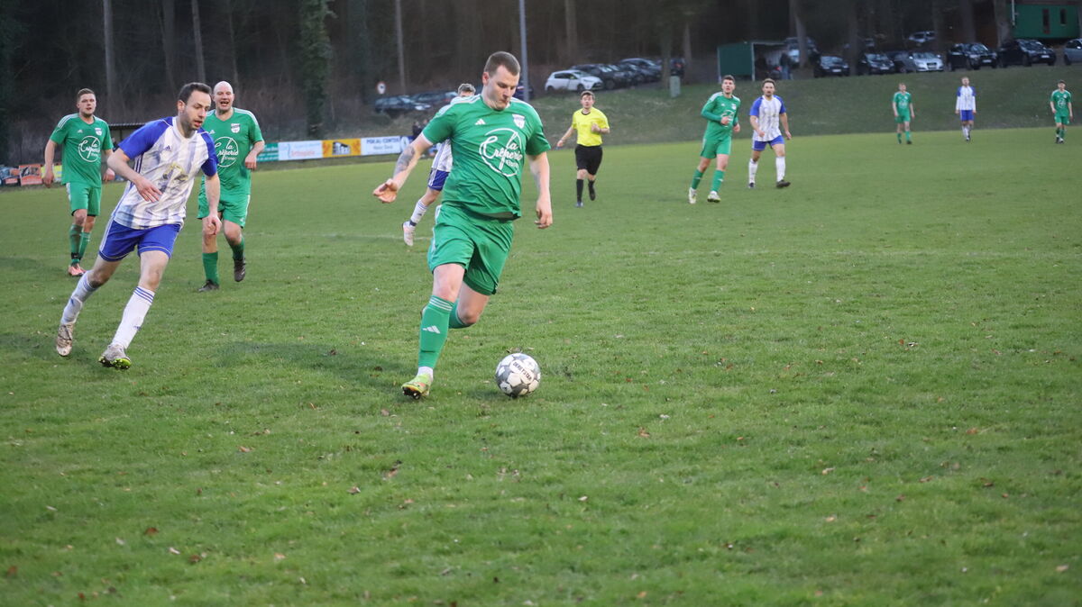 Tobias Buck (2.v.r, helles Trikot) vom TSV Hollen-Nord macht seinem Ruf als Goalgetter alle Ehre und trifft zweimal ins Tor der SG Am Dobrock. Foto: Witthohn