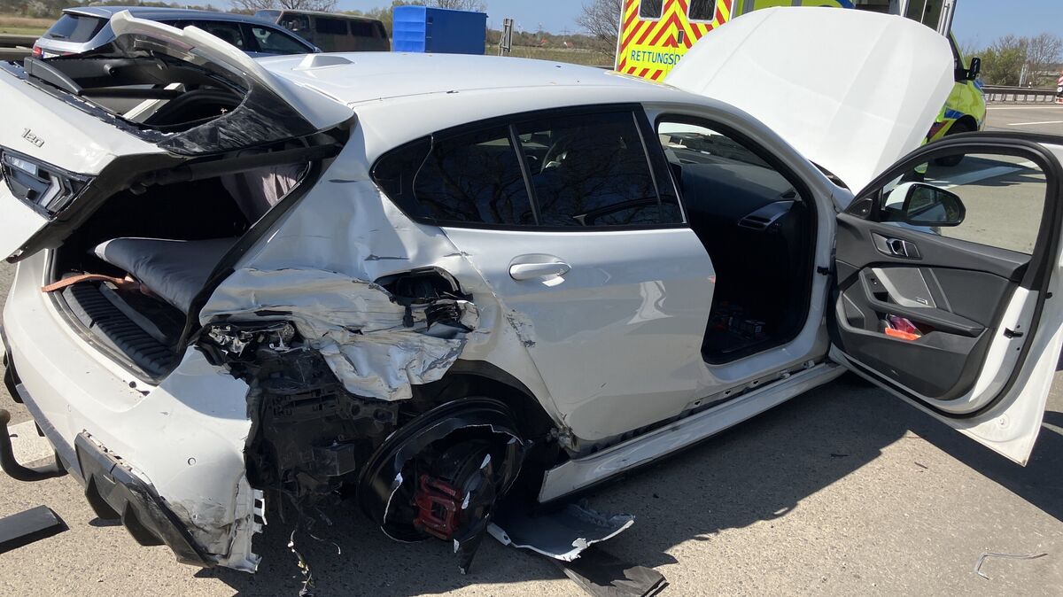 Das Auto wird gerade im Heckbereich stark beschädigt. Foto: Polizei