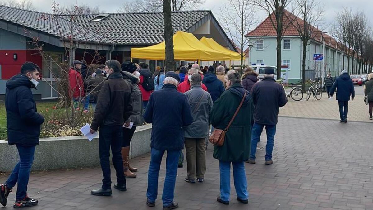 Geduldig standen die Impfwilligen vor dem Bürgerzentrum Lehfeld an, wo ds mobile Impfteam des DRK Cuxhaven-Hadeln impfte. Foto: Bodewald