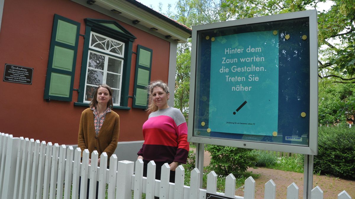 Keine Gestalten, sondern Stadtschreiberin Marie-Alice Schultz (l.) und Julia Heuer vom Kulturbüro haben den Spaß mitgemacht und sich hinter dem Zaun des Stadtschreiberdomizils am Süderwall postiert, um auf die Plakataktion "Anleitungen für ein besseres Leben" aufmerksam zu machen. Foto: Kramp