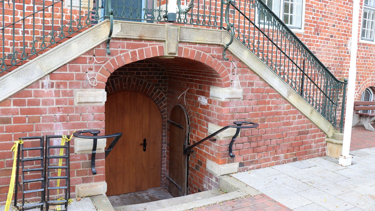 Eingang Ratskeller, historisches Rathaus Otterndorf


