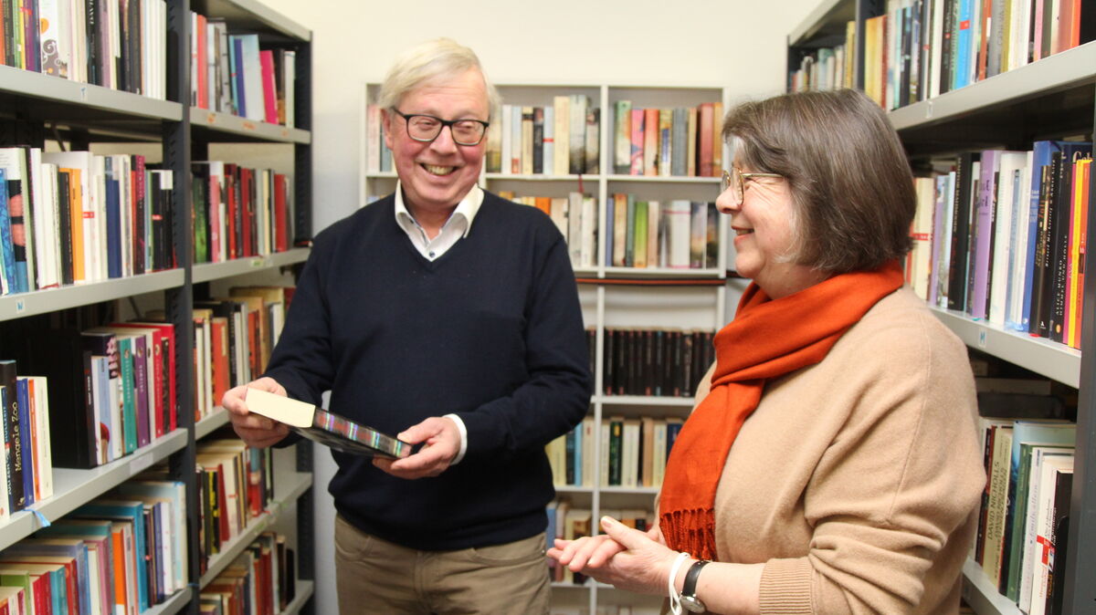 Marlies Postel und Harry Flore aus dem Bücherteam haben jederzeit einen guten Tipp parat. Foto: Reese-Winne