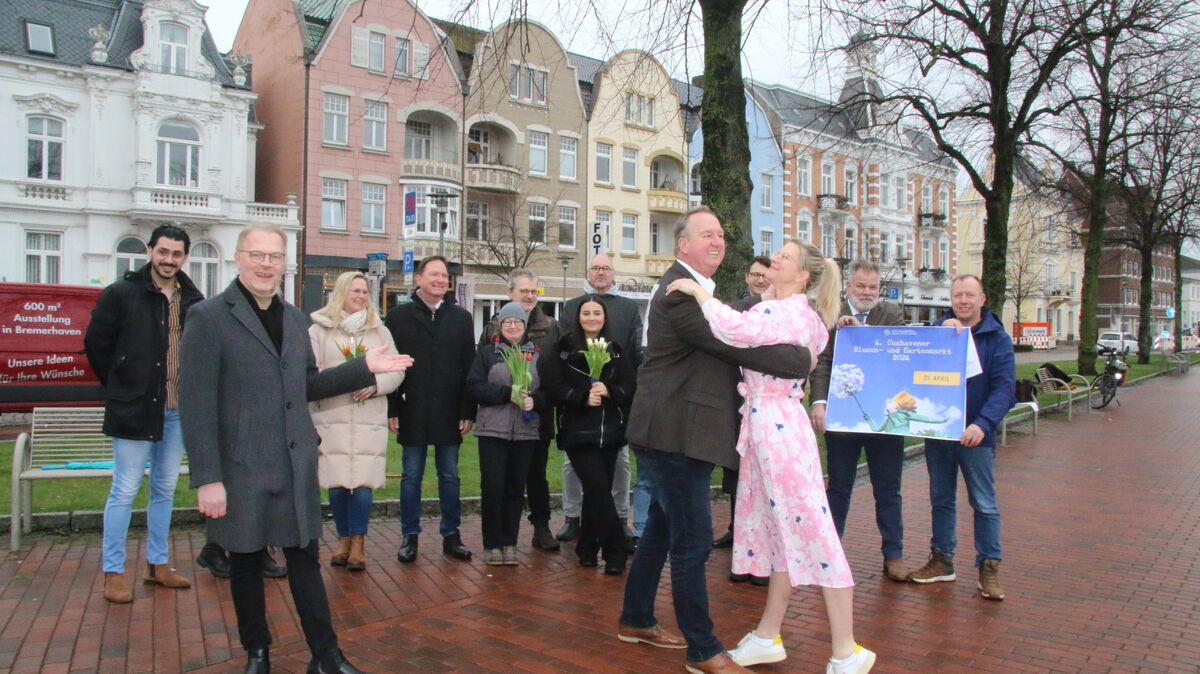 Oberbürgermeister Uwe Santjer und die Mareike Bogdon vom Vorstand der Werbegemeinschaft City Cuxhaven zeigten schon einmal wie es geht: Während des 4. Blumenmarktes soll am 21. April ein Weltrekordversuch im Walzertanzen unternommen werden. Foto: Potschka
