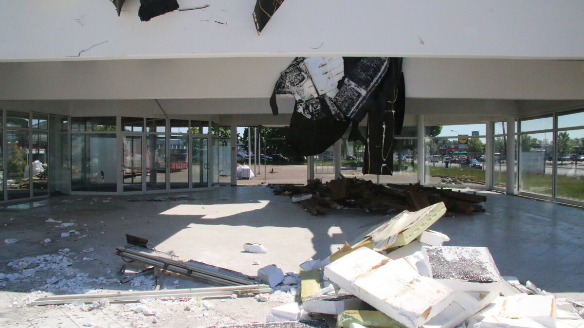Das Abrissunternehmen Plambeck ist derzeit mit schwerem Baugerät auf der Baustelle an der Grodener Chaussee im Einsatz. Foto: Potschka
