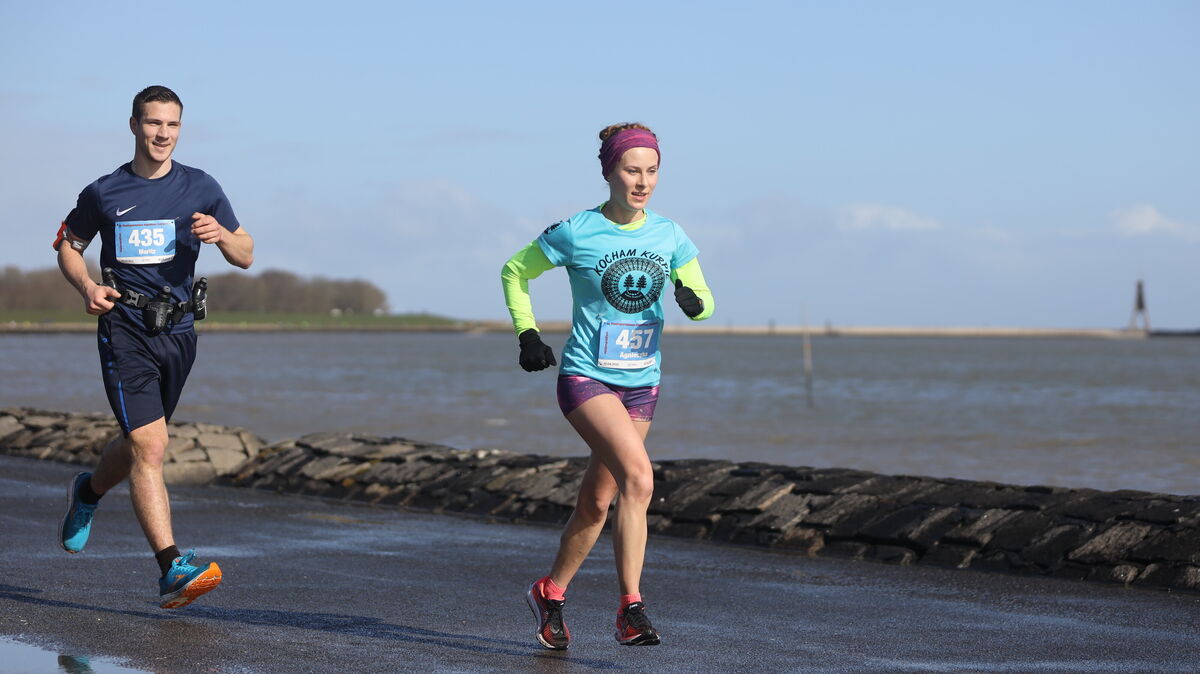 Der Cuxhaven-Marathon führt die Läuferinnen und Läufer im nächsten Jahr fast nur noch am Deich entlang. Foto: Unruh