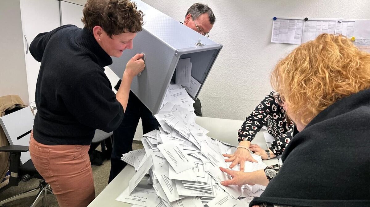 Im Cuxhavener Kreishaus wurden gestern ab 18 Uhr alle Wahlurnen ausgeschüttet, in denen sich die Umschläge der Briefwahl befanden. Es waren auch einige Wahlbriefe aus dem Ausland dabei, sogar in Peking wurde gewählt.