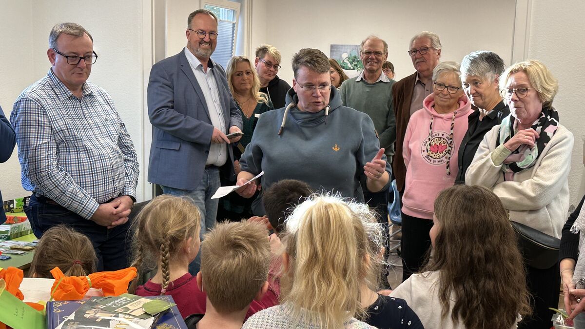 Stimmungsvoller Start des Hortbetriebs im historischen Pfarrhaus: Diakonin Silke Marx spricht im Beisein der Kinder und zahlreicher Gäste einen Segen. Foto: Reese-Winne