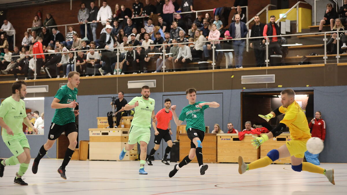 Altenbruchs Nick Arndt trifft in dieser Szene zum 1:0 im Endrundenspiel gegen den FC Wanna/Lüdingworth. Wenig später glich der FC zum 1:1-Endstand aus. Beide Mannschaften verpassten am Ende den Turniersieg. Foto: Unruh