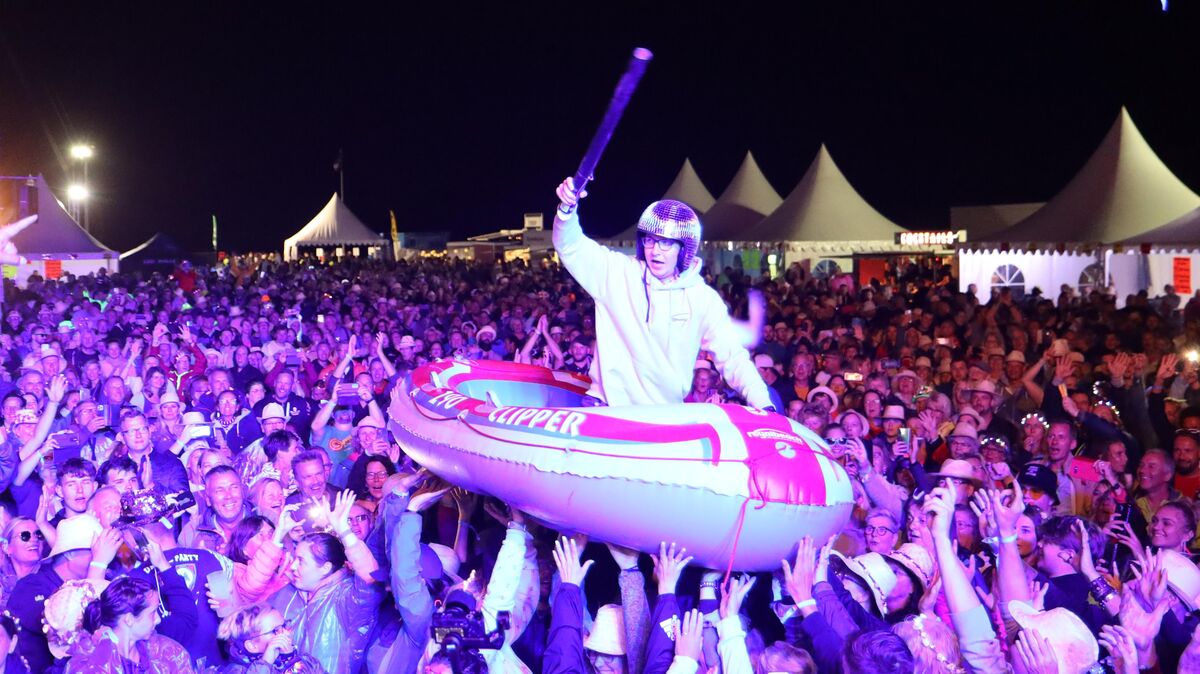 DJ Jannik führte durch den Abend und ließ es sich nicht nehmen in einem Gummiboot über die Menge zu surfen. Foto: Fischer