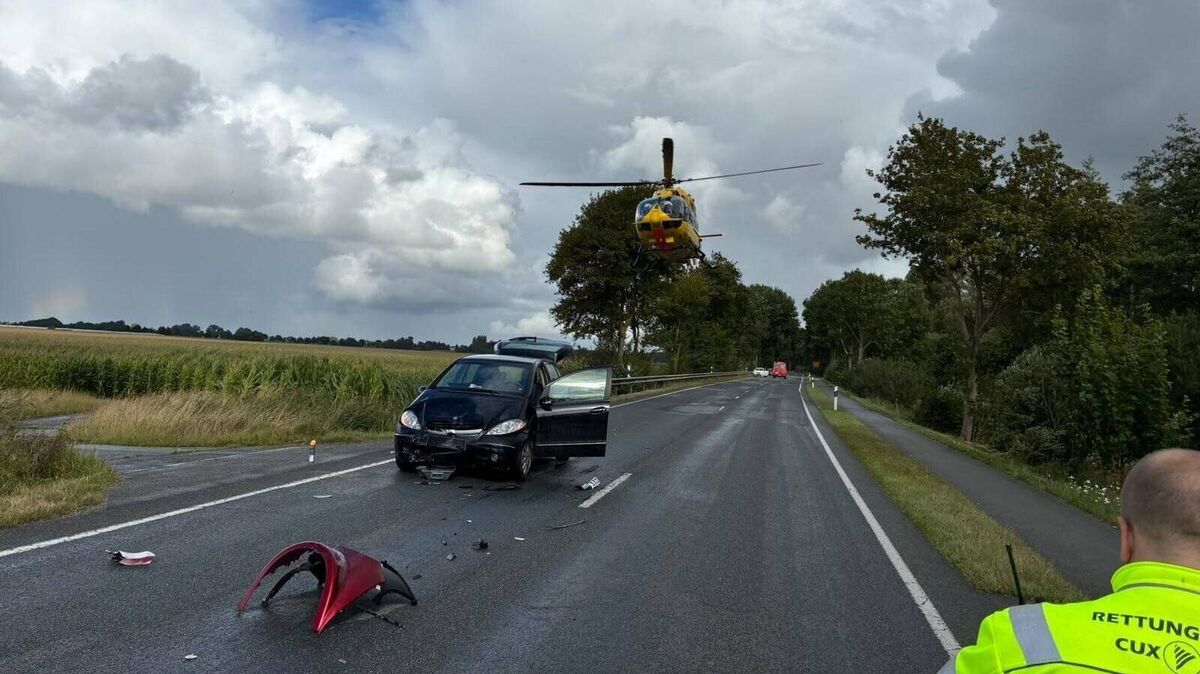 Nach dem schweren Unfall auf der B 495 bei Osten landete der Rettungshubschrauber Christoph 67 direkt an der Unfallstelle. Foto: Lange