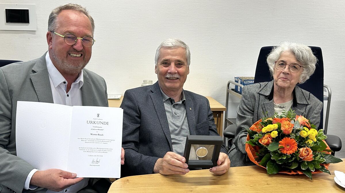 Oberbürgermeister Uwe Santjer übergab Werner Rusch (M.) die Cuxhaven-Medaille, verfolgt durch dessen Ehefrau Annelie Rusch. Foto: Reese-Winne