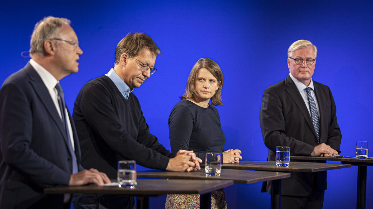 Wollen Niedersachsens Ministerpräsident werden beziehungsweise bleiben: v.l. Stephan Weil (SPD), Stefan Birkner (FDP), Julia Willie Hamburg (Bündnis 90/Die Grünen) und Bernd Althusmann (CDU) beim Wahlforum der Hannoverschen Allgemeine Zeitung (HAZ). Foto: Moritz Frankenberg/dpa