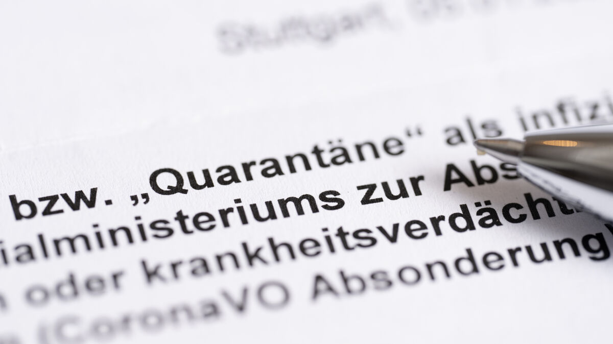 Das Wort "Quarantäne" steht auf einer amtlichen Absonderungsbescheinigung für mit Corona infizierte Personen. Symbolfoto: Bernd Weißbrod/dpa