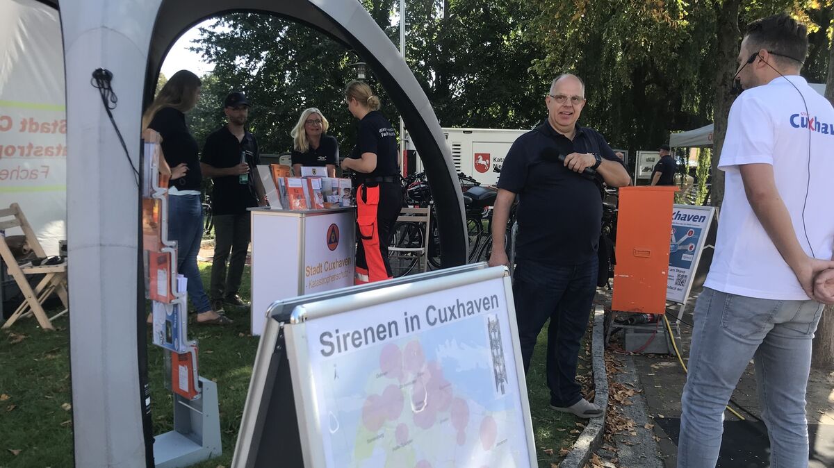 Auch ein wichtiger Bestandteil des Katastrophenschutzes: Die Öffentlichkeitsarbeit - wie hier mit Gerd Klemusch (M.) und Marcel Kolbenstetter beim Katastrophenschutztag - soll deutlich intensiviert werden. Fotos: Reese-Winne