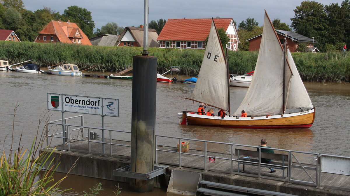 "Onkel Ernst" wird jeden Freitag zu einer schwimmende Begegnungsstätte. Foto: Kramp