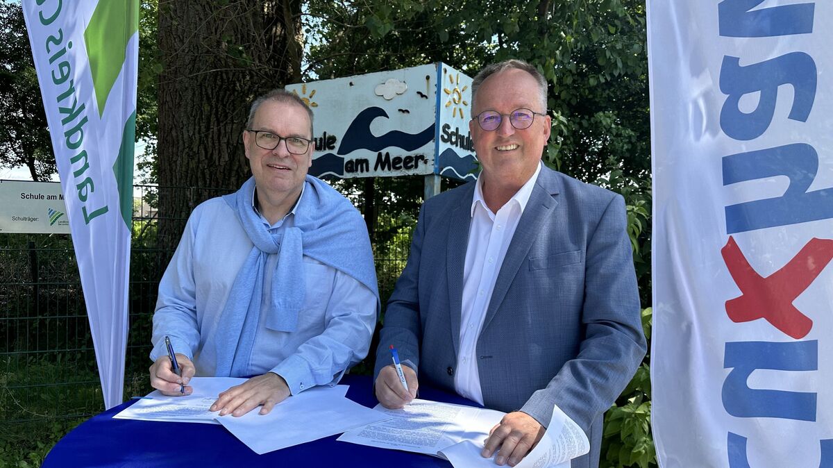 Landrat Thorsten Krüger (l.) und Oberbürgermeister Uwe Santjer haben am Dienstag die Vereinbarung für den Neubau der Schule am Meer unterschrieben. Die getroffenen Vereinbarungen sollen Genehmigung, Planung und Bau beschleunigen. Foto: Reese-Winne