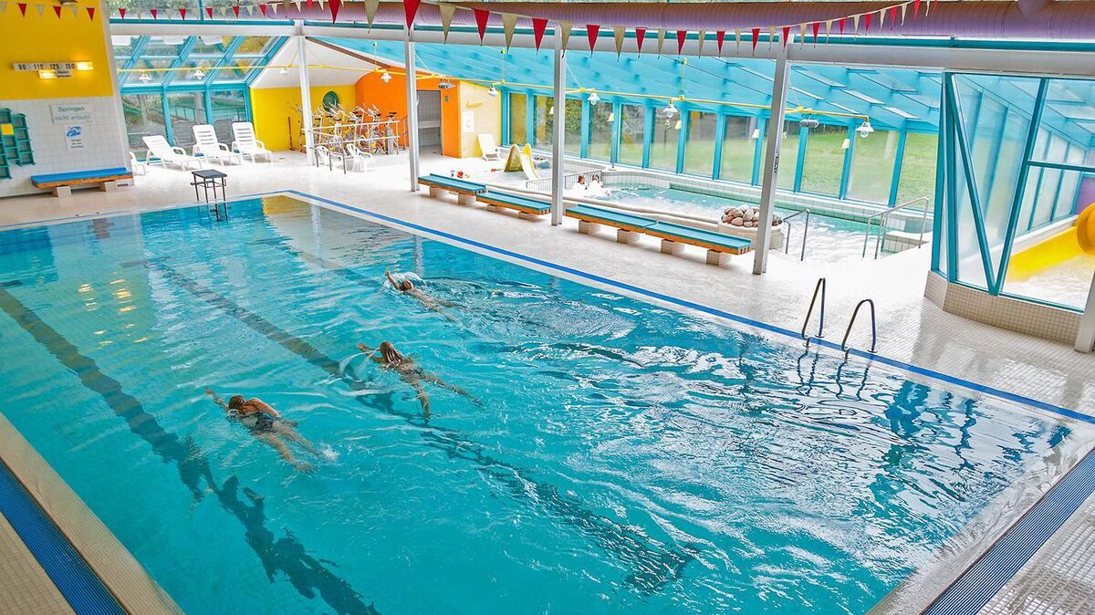 Der öffentliche Betrieb ruht, aber die Kurse laufen im Hallenbad Wingst weiter. Foto: Otten