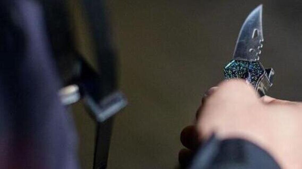 Mit einem Messer soll der junge Mann verletzt worden sein. Symbolfoto: Reichwein/dpa