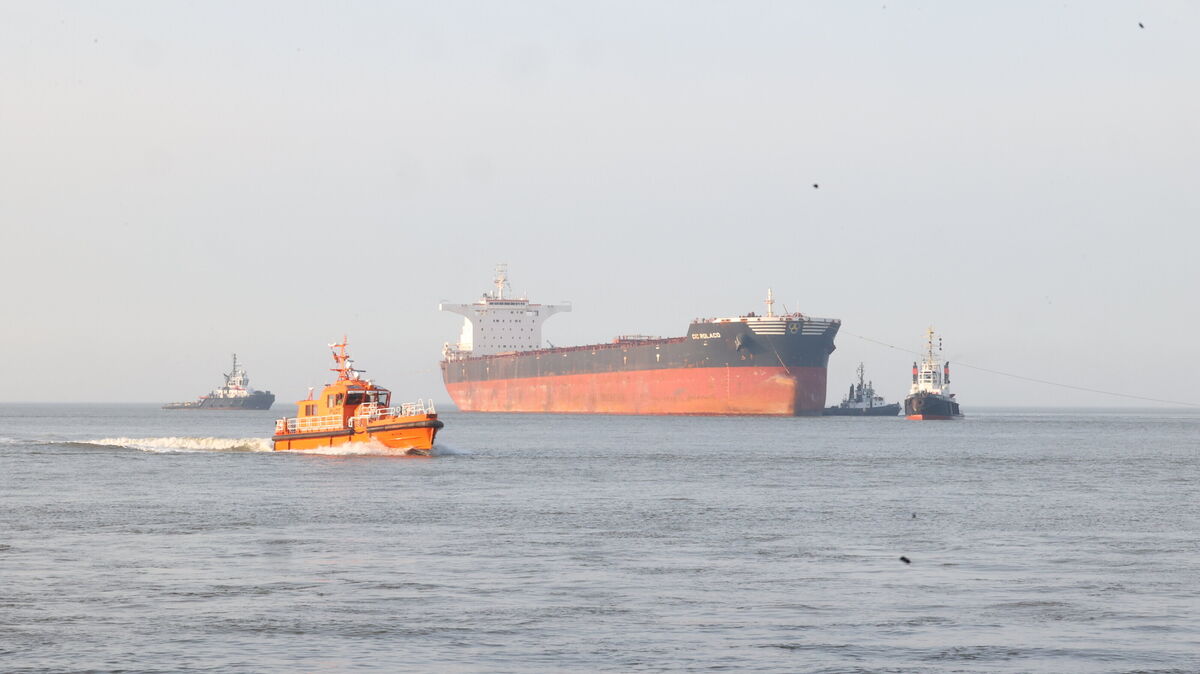 Die „CIC Rolaco“ wird von den Schleppern nach Cuxhaven gebracht. Foto: Larschow