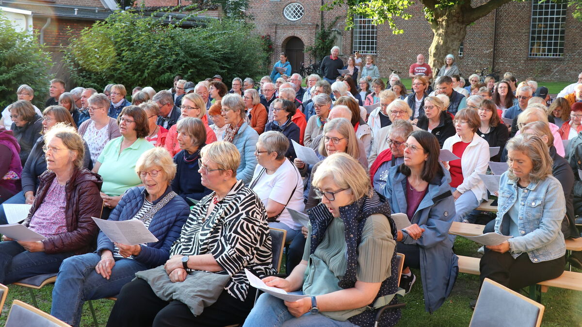 Der Otterndorfer Pfarrgarten hinter der St.-Severi-Kirche war beim "Rudl-Singen" gut gefüllt. Foto: Mangels