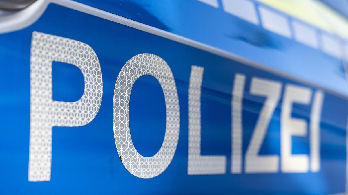 Auf der Straße kommt es zur Kollision. Symbolfoto: David Inderlied/dpa