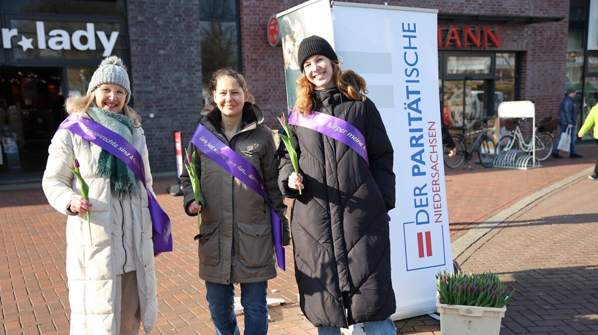 Die Leiterin der Frauen- und Mädchenberatung des Paritätischen Cuxhaven, Mirian Breuer (l.), Kollegin Mariana Härtel (M.) und Ragna Spargel (r.) von Pro Familia verteilten bereits im Jahr 2024 zum Internationalen Frauentag Tulpen an Passantinnen auf dem Kaemmererplatz. Foto: Wehr