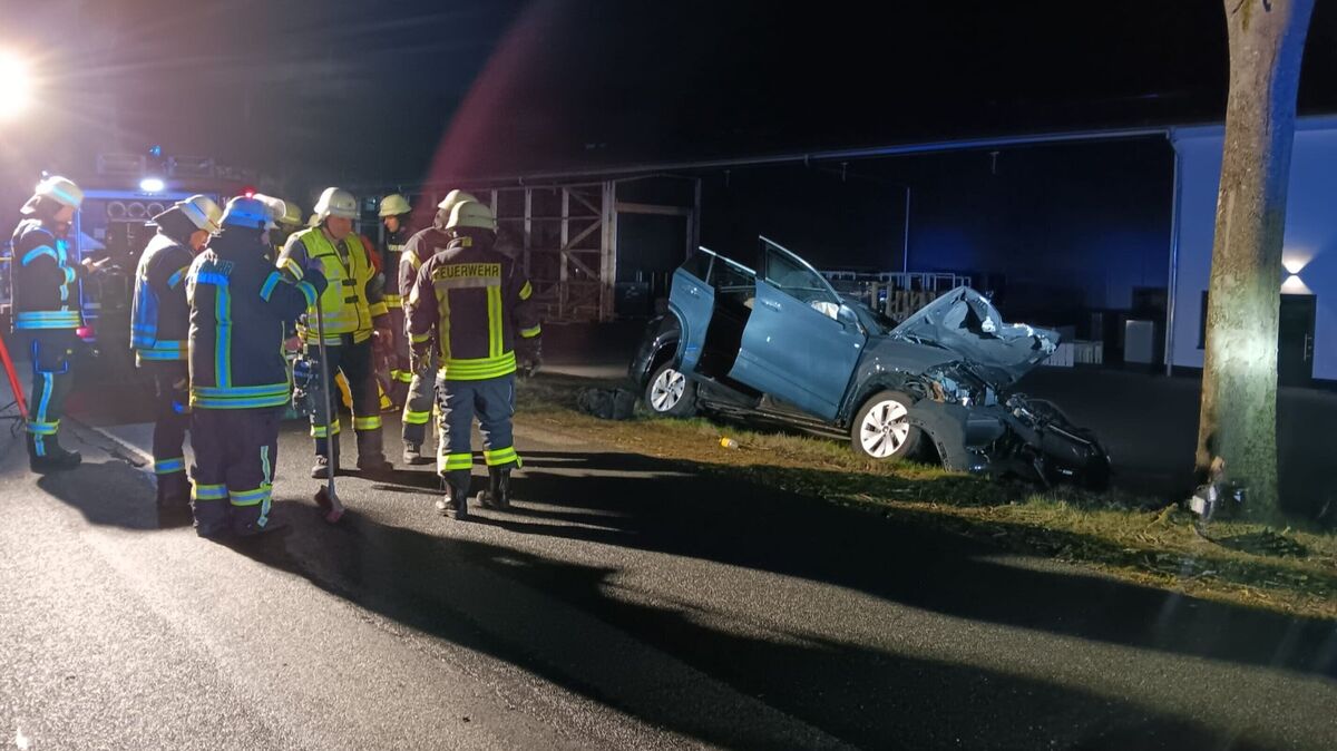 Die Unfallstelle wird durch vorübergehende Vollsperrung abgesichert. Parallel dazu wird die Unfallstelle hell ausgeleuchtet. Foto: Lange
