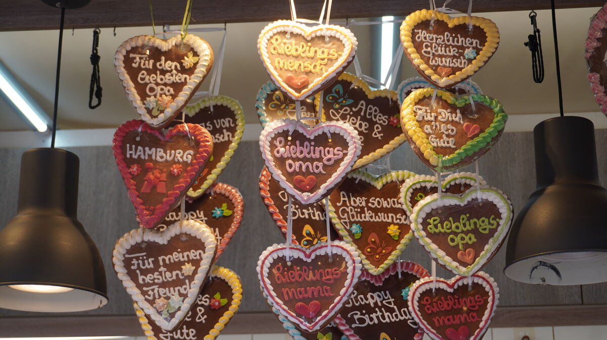 Lebkuchenherzen für jeden Anlass: Der Frühjahrsmarkt in Cadenberge verbindet Tradition und süße Grüße mit Herz. In diesem Jahr feierte er sein 578. Jubiläum. Foto: Brettschneider