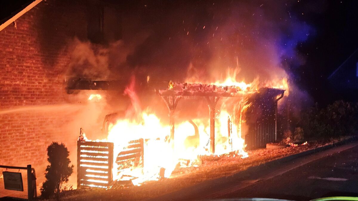 Brandserie in Hemmoor: In der Mühlenbergerstraße brannten ein Carport und ein Auto. Das Feuer griff auf den Dachstuhl eines Zweifamilienhauses über. Foto: Lange