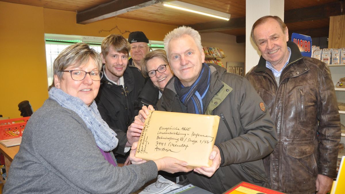 Treffen bei der Poststelle im Dorfladen in Oberndorf, um die Wettbewerbsunterlagen auf den Weg zu bringen. Birgit Lemke, Christian Beckmann, Bert und Marlene Frisch, Detlef Horeis und Hans-Heinrich Katt (v.l.). Foto: Kramp