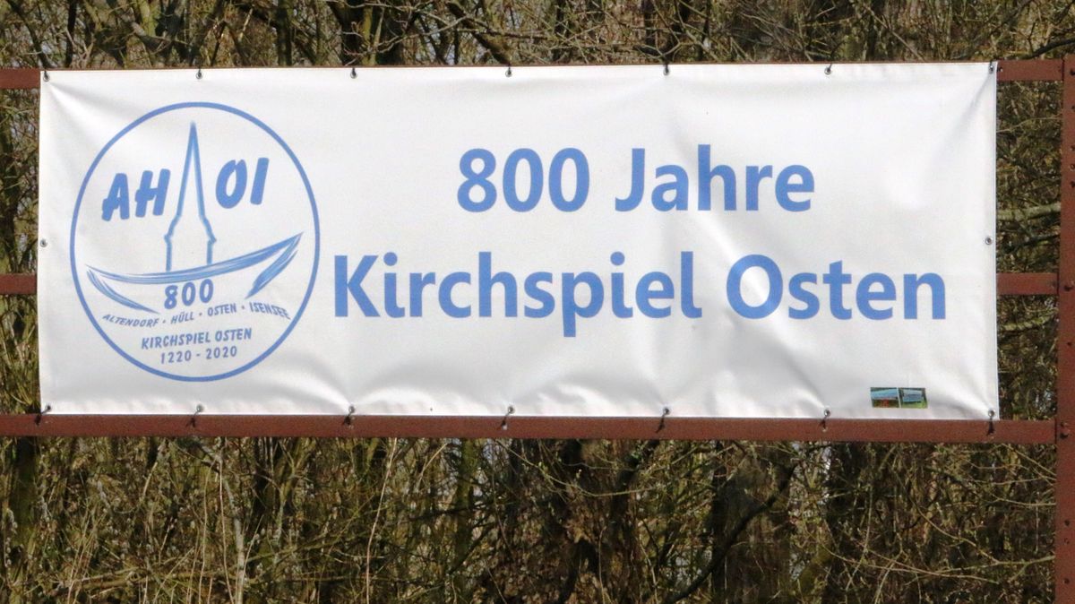 Das Werbeplakat steht am Ostener Ortseingang. Im Juni sollte dort eigentlich das dreitägige zentrale Festwochenende stattfinden. Doch daraus wird nichts. Kleinere Jubiläumsveranstaltungen können jedoch - hoffentlich - noch organisiert werden. Foto: Schröder