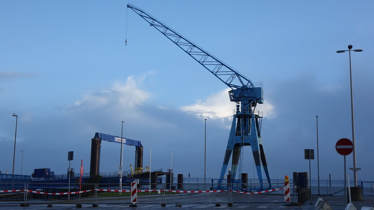 Teile des Parkplatzes am Steubenhöft sind gesperrt. Dabei handelt es sich um vorbereitende Maßnahmen, um den dort stehenden Kran zu demontieren. Foto: Fischer