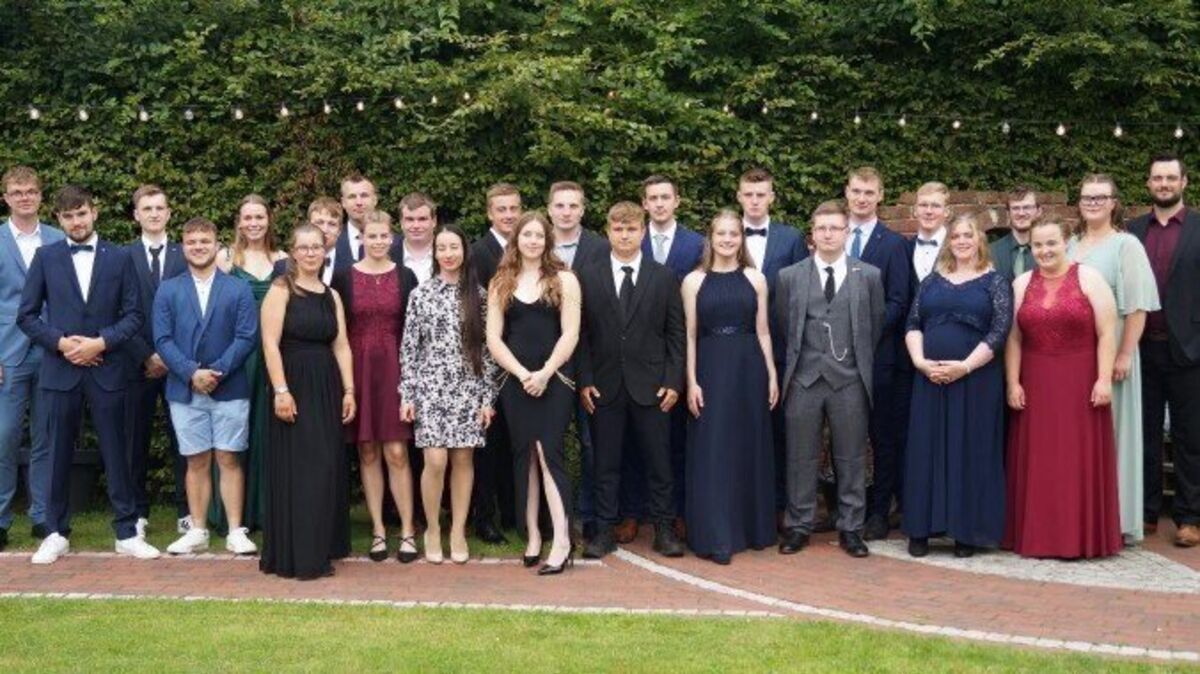 Melven Garnatz, Leon Ruß, Cord Brummerloh, Jonas Otten, Annalena Hülseberg, Solvei Wecker, Alexander Koch, Luer-Marten Wohltmann, Luna Dammann, André Steinberg, Lerena Silva, Johannes-Friedrich Rinne, Antonia von Hassel, Christoph Hundt, Justin von Thaden, Mark van der Bijl, Finja Reyels, Mathis Schwanemann, Jasper Böhm, Finley Fick, Lennard Küver, Julia Jessen, Christian Jungclaus, Jette Rieper, Pia Lippert, Felix Winkler (v.l.) haben die Abschlussprüfung bestanden. (Jasper Mangels fehlt) Foto: Landwirtschaftskammer Niedersachsen