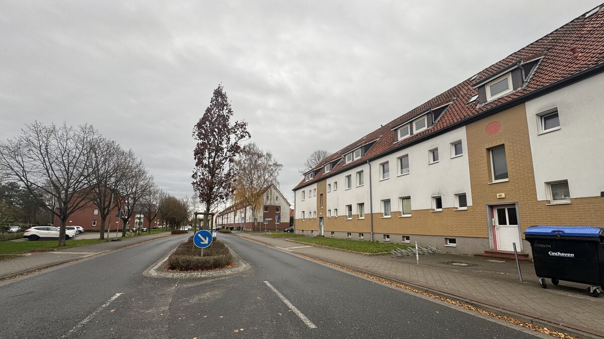 Am Montag ist es ruhig in der Lehfeldstraße. Nur eineinhalb Tage zuvor kam es hier in einer Wohnung zu einem Streit mit blutigem Ausgang. Foto: Keck