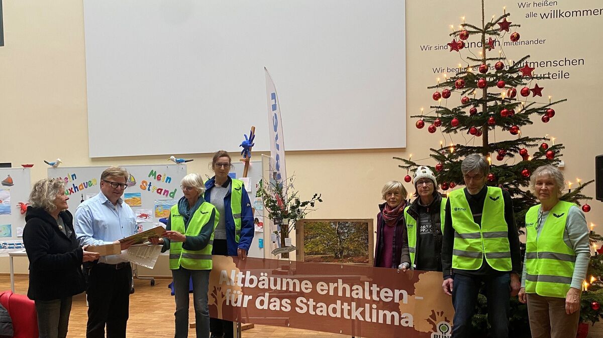 In der Bürgerhalle des Rathauses übergab eine Abordnung der BUND-Gruppe "Initiative Stadtgrün" die Unterschriftenlisten an Stadtbaurat Andreas Eickmann. Foto: red