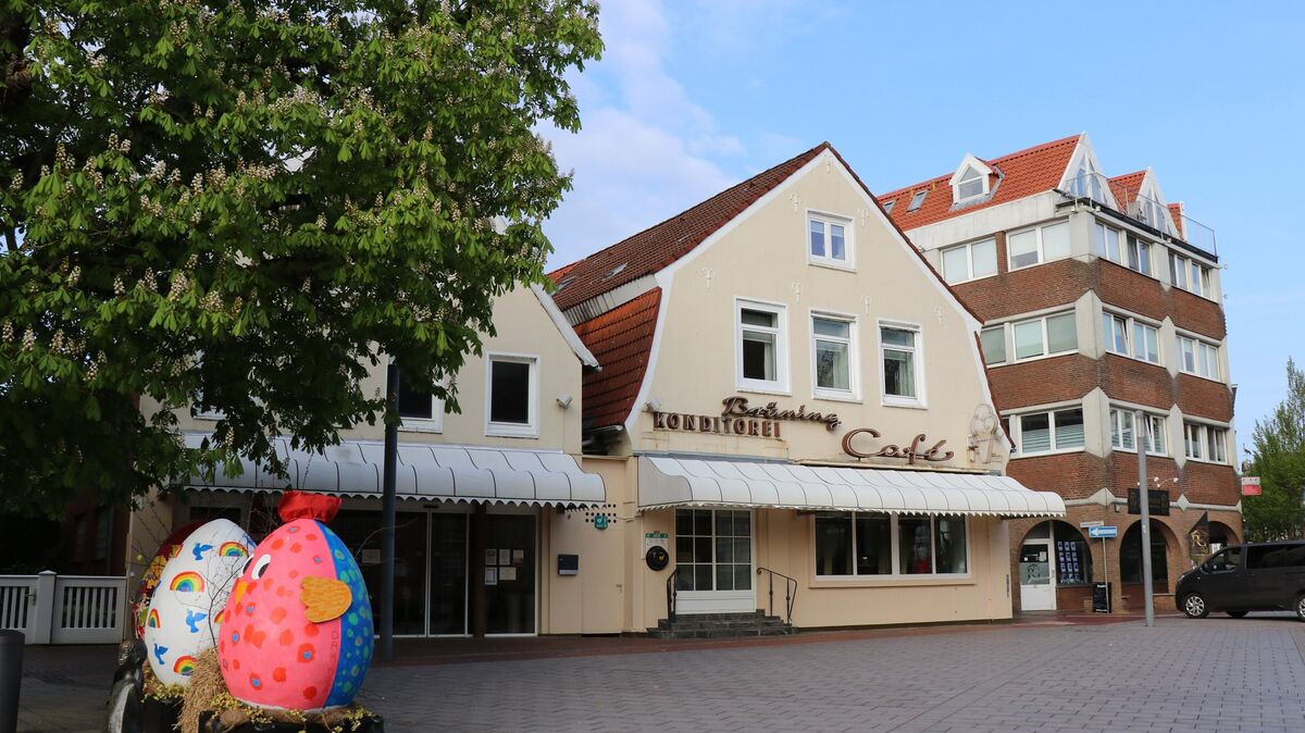 Kein Eis und kein Kaffee am Kirchplatz: Das Café Brüning in Otterndorf steht seit Monaten leer. Nachdem bereits der zweite Pächter kapituliert hat, will die Inhaber-Familie das Gebäude verkaufen. Foto: Mangels