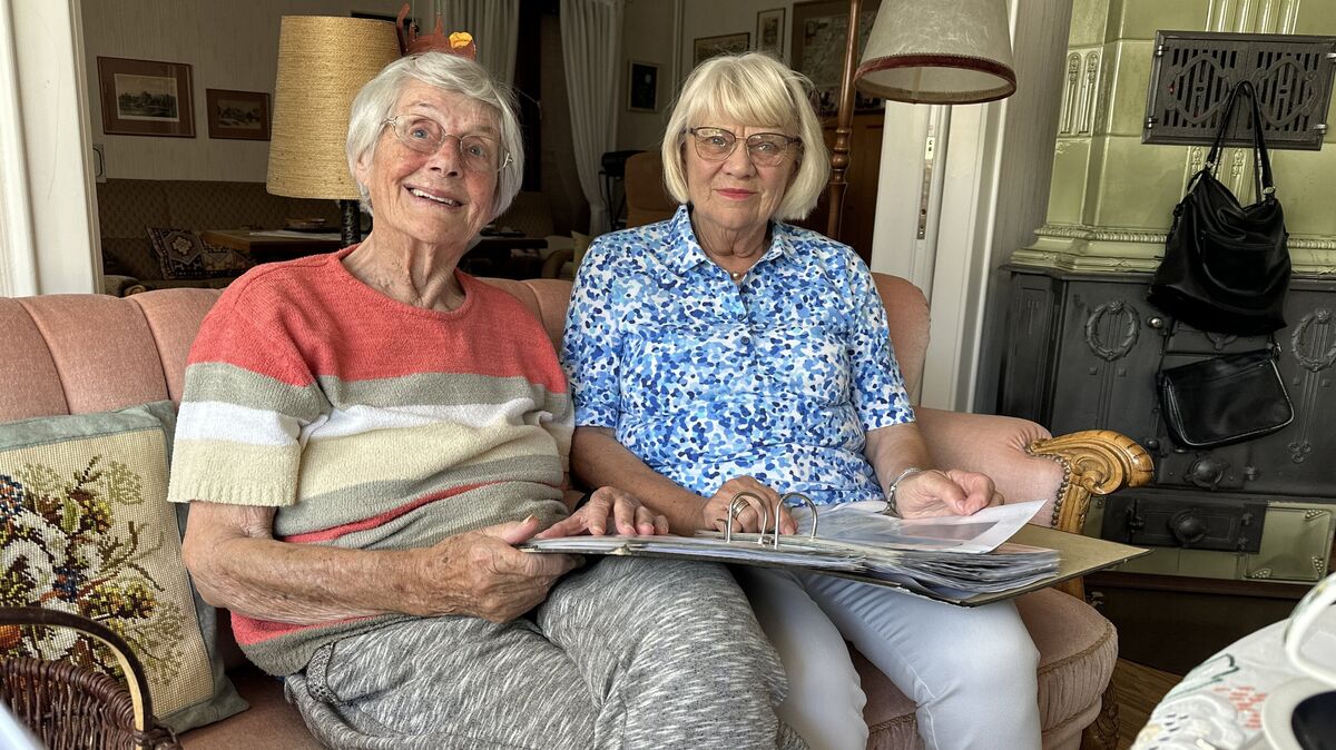 Mit viel Dankbarkeit blicken Jutta Bobke-Flentge (l.) und Helga Feuerbach auf die Zeiten zurück, in denen der Hausfrauenbund Cuxhaven eine echte Größe in der Stadt war. Foto: Reese-Winne