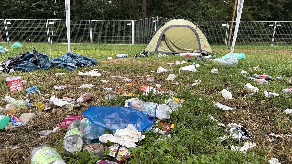 Essensreste, leere Verpackungen und Müllsäcke zeigen das Chaos nach fünf Tagen Feiern. Foto: Petersen