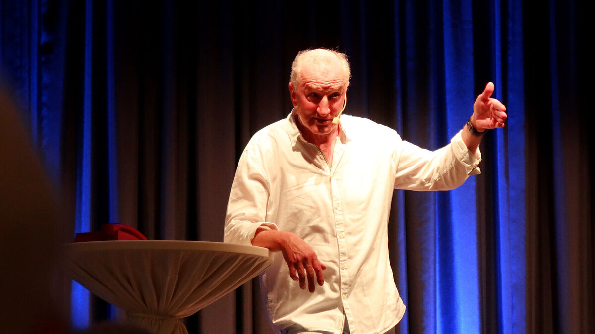 Jens Wagner brachte mit plattdeutschem Humor frischen Wind in die Seelandhallen. Foto: Tonn