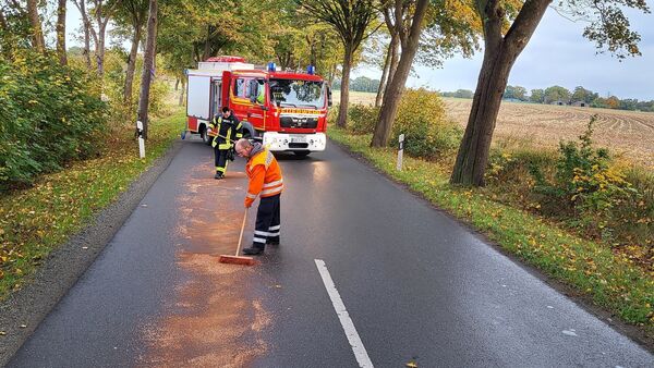 Ölspur sorgt für Gefahr in Hemmoor - Strecke über mehrere Kilometer verunreinigt