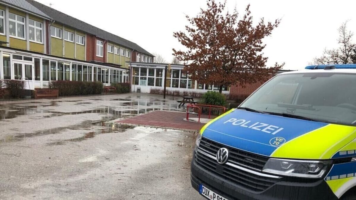"Nicht für möglich gehalten, dass so etwas hier passieren würde": Ein Polizeifahrzeug parkt kurz nach der Tat auf dem Hof der Lüdingworther Schule. Foto: Kramp