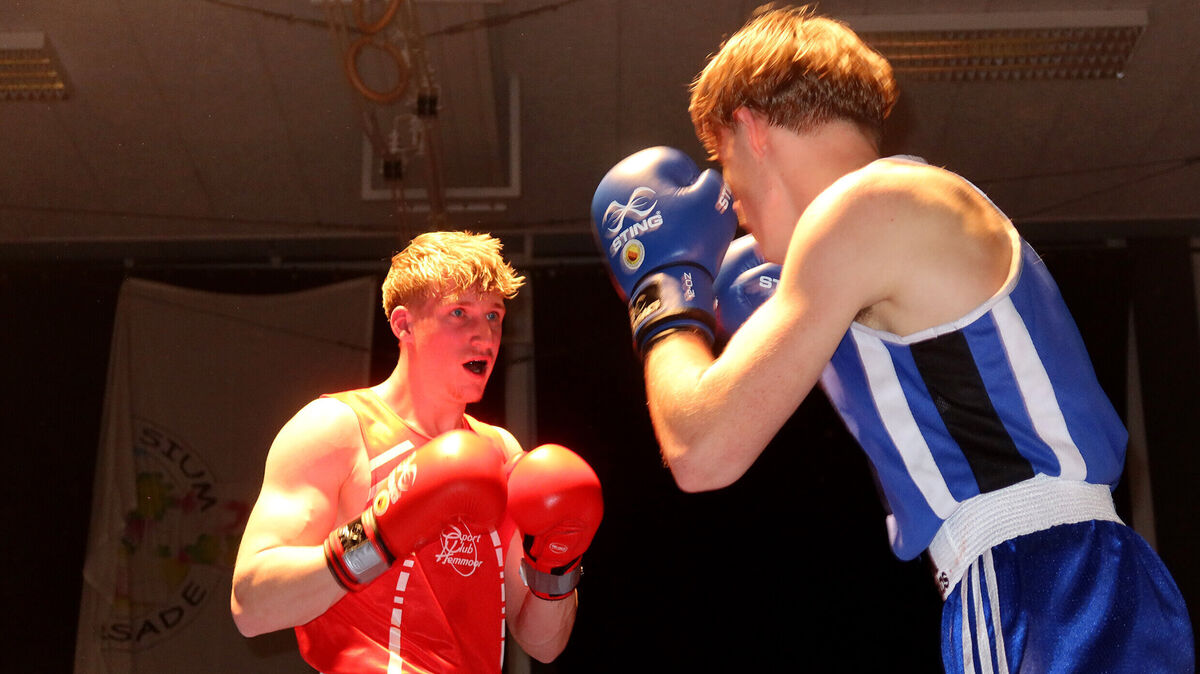 Harter Schlagabtausch. Max Schultz (SC Hemmoor) maß sich mit Oskar Krause (BSV Buxtehude), der einen knappen Punktsieg errang.
